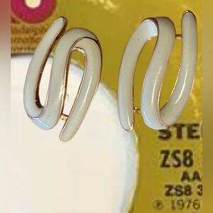 2/$25 Elegant Vintage Gold and Creamy Mint Enamel Earrings